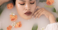 Bain de lait aux pétales de roses - les bienfaits du lait d'ânesse pour une peau douce et hydratée