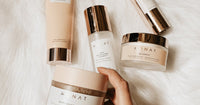 Produits de soin beauté en flat lay - tendances skincare 2026