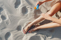 Femme prenant soin de ses jambes lisses pour prévenir les poils incarnés