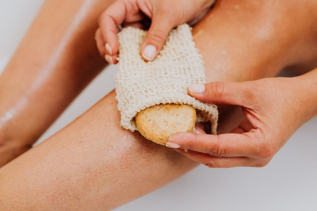 Gant exfoliant ou gommage : que choisir pour sa peau ?