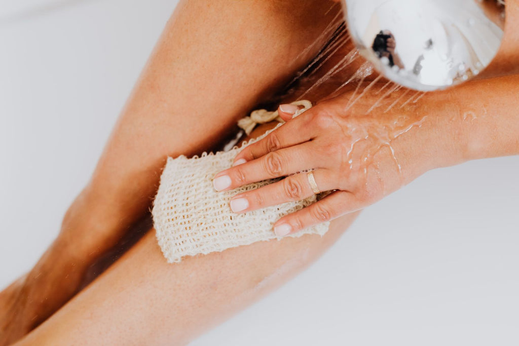 Bronzage uniforme et durable : exfolie avant