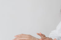 Exfoliation du corps pour traiter la kératose pilaire et retrouver une peau lisse