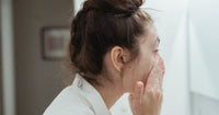 Femme qui applique sa routine soin visage le matin
