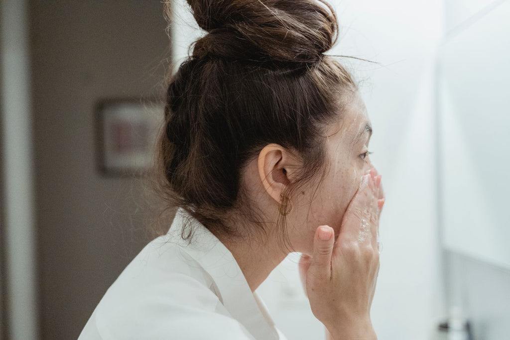 Exfolier une peau sensible sans l'irriter : le guide