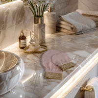Gant exfoliant en soie BelucciSkin dans une salle de bain pour un soin luxueux et efficace